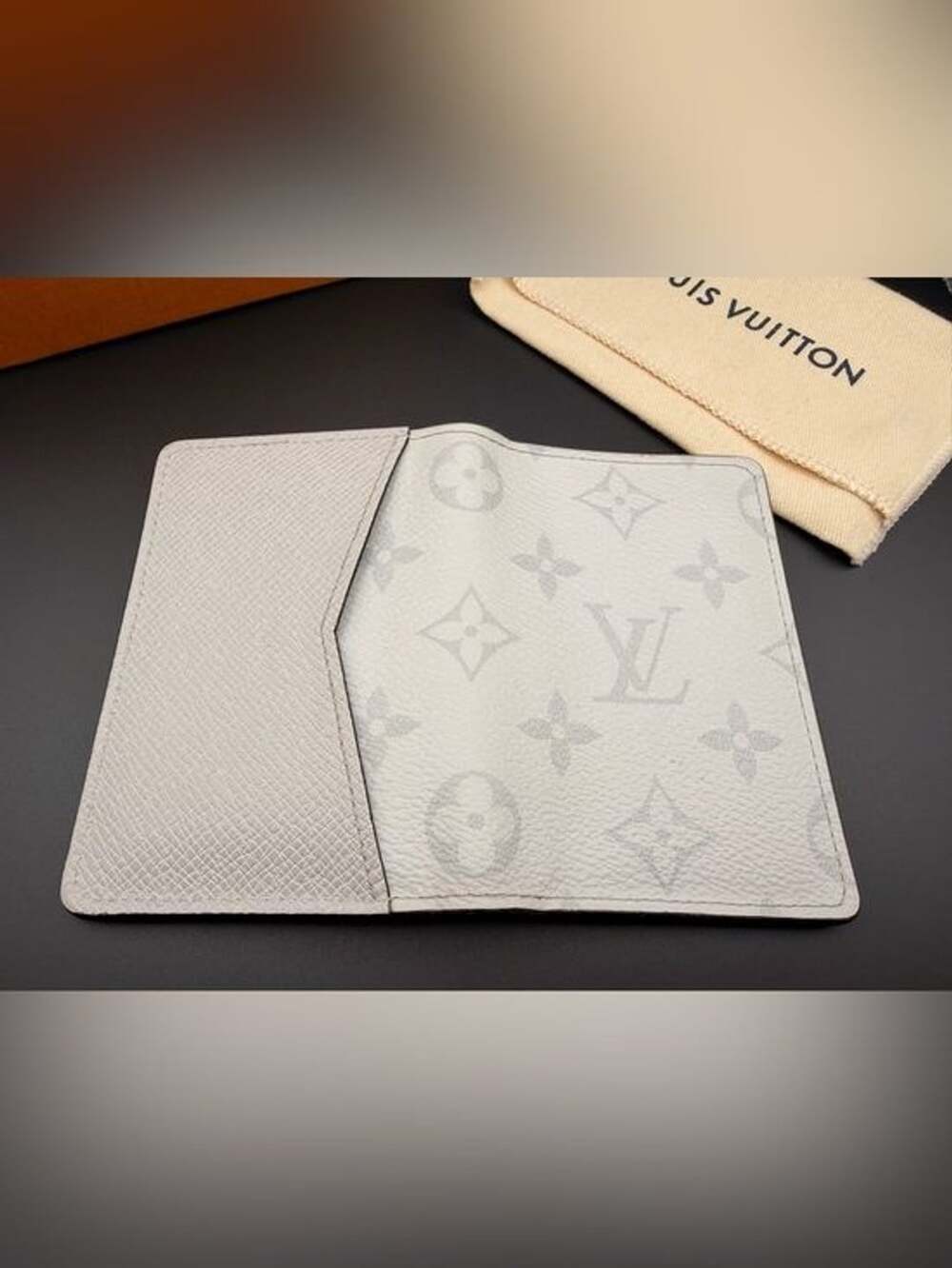Louis Vuitton Taigarama Pocket
Organizer in Optic White - Picture 4 of 11